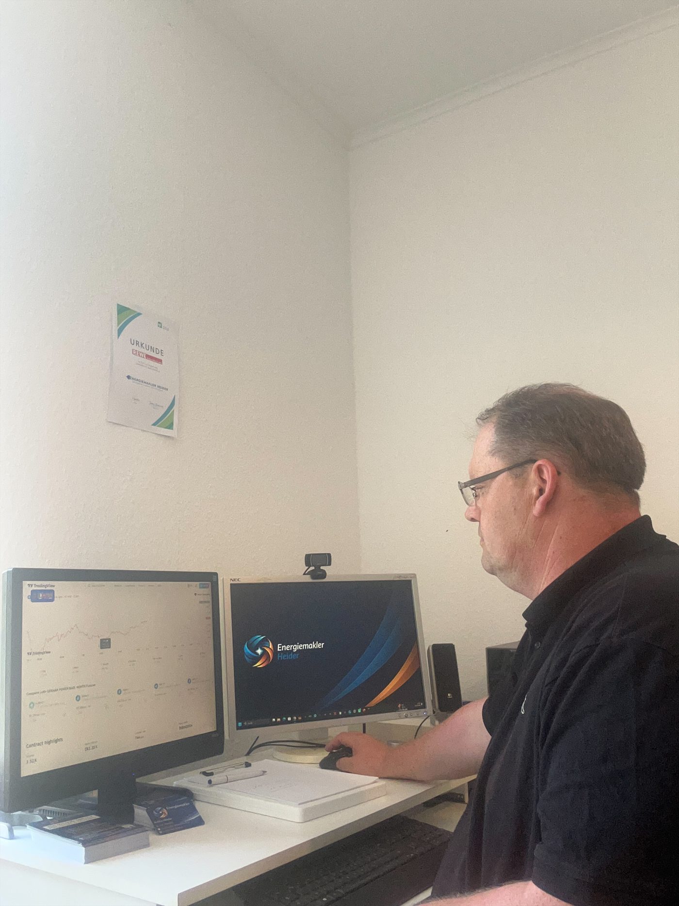 Andre Heider bei der Marktanalyse am Arbeitsplatz